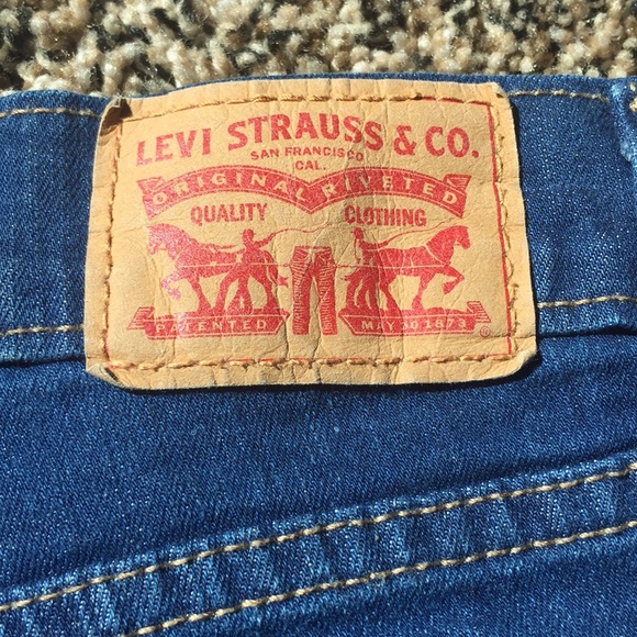 Levi’s blue jean shorts size 27 stretchy - Picture 3 of 4